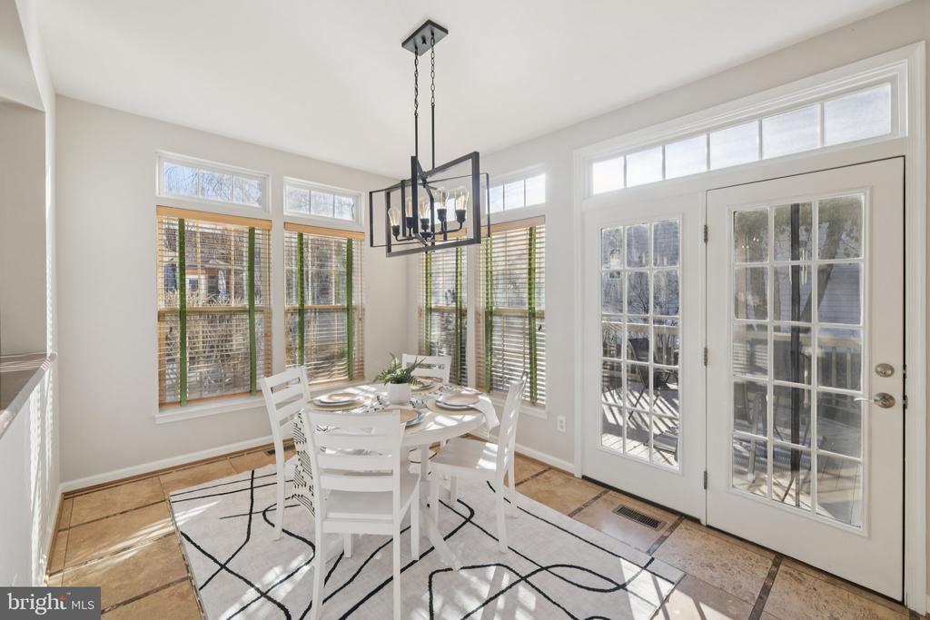 5564 LA VISTA DRIVE