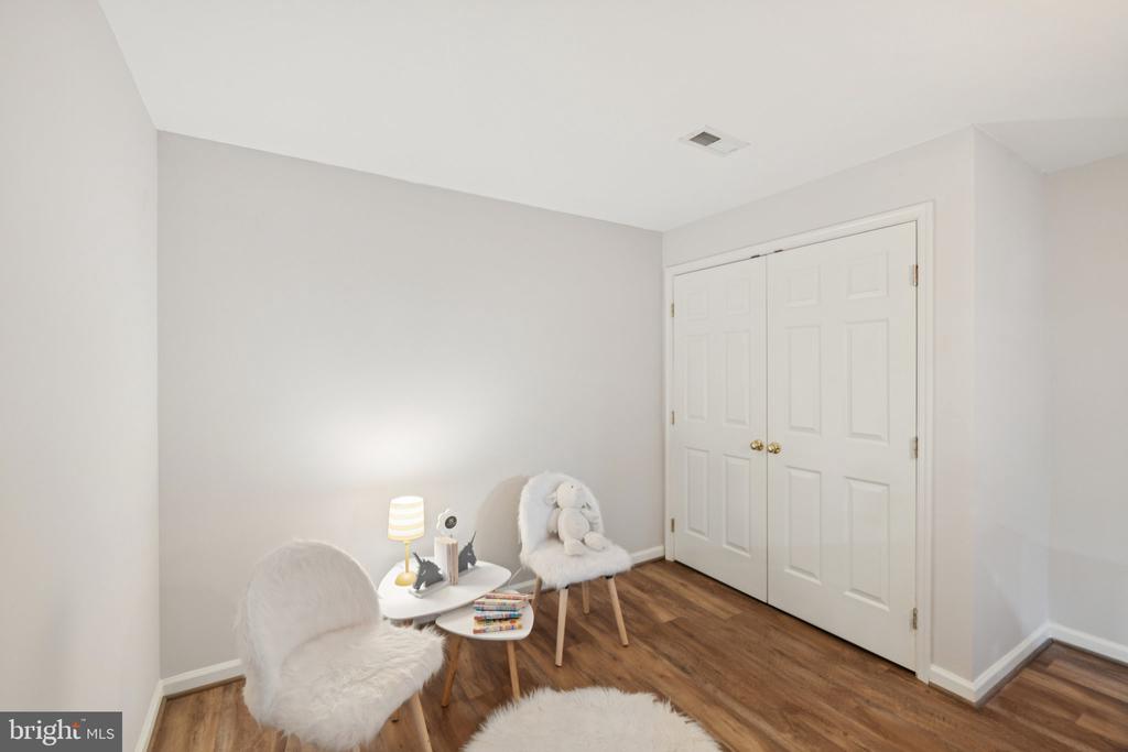 5564 LA VISTA DRIVE