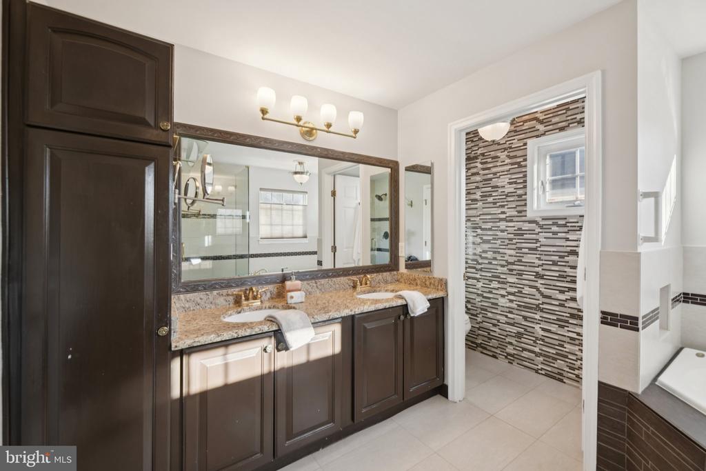 5564 LA VISTA DRIVE
