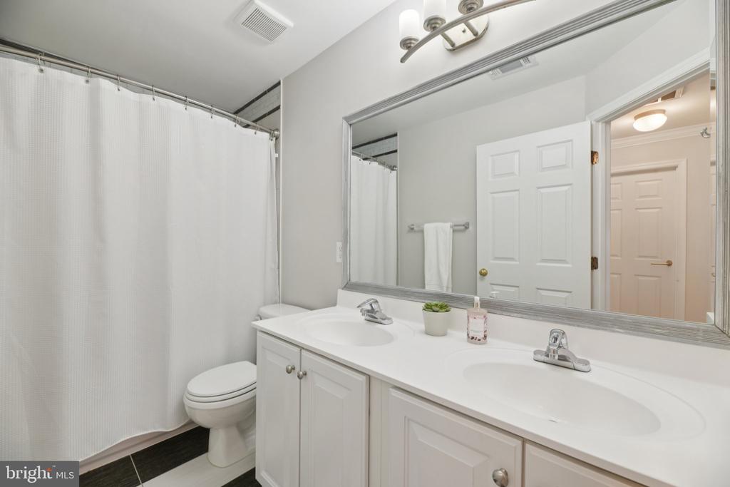 5564 LA VISTA DRIVE