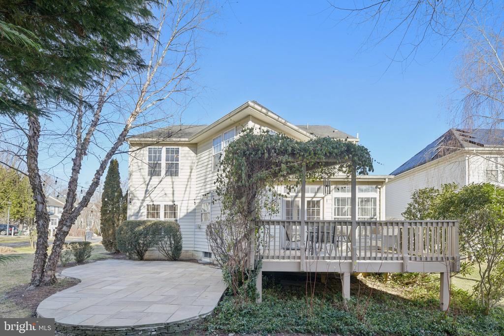 5564 LA VISTA DRIVE