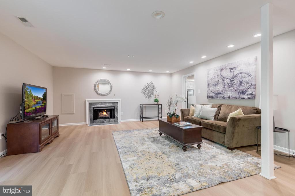 8051 OAK HOLLOW LANE