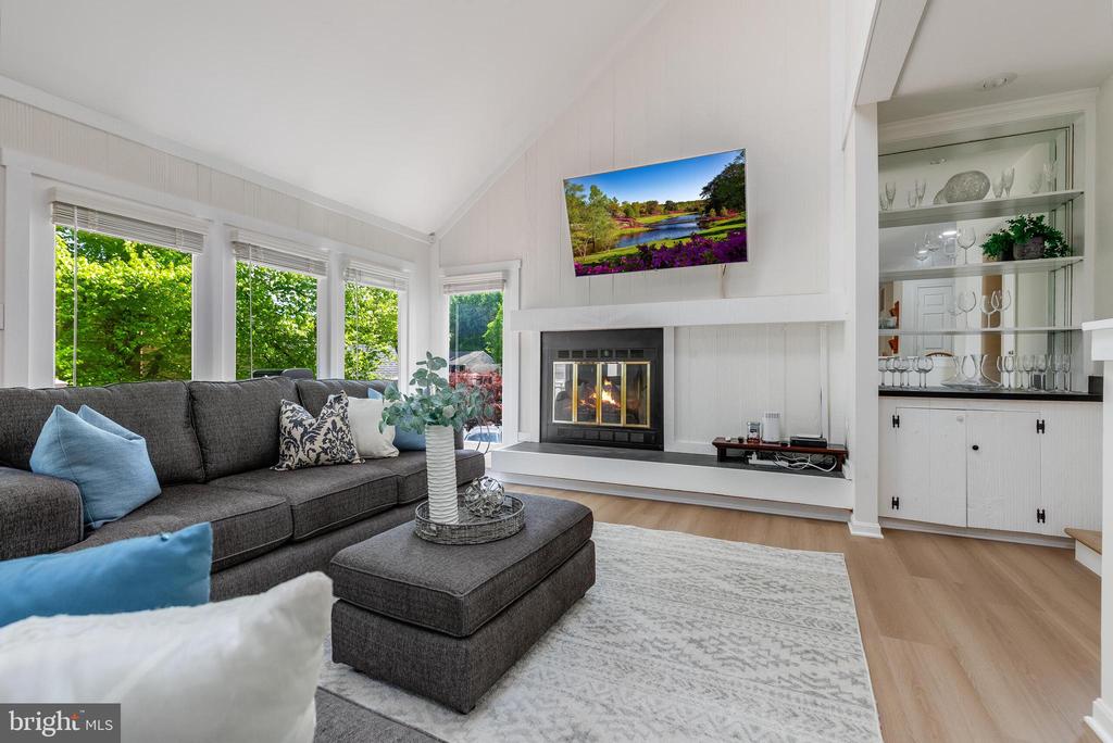8051 OAK HOLLOW LANE
