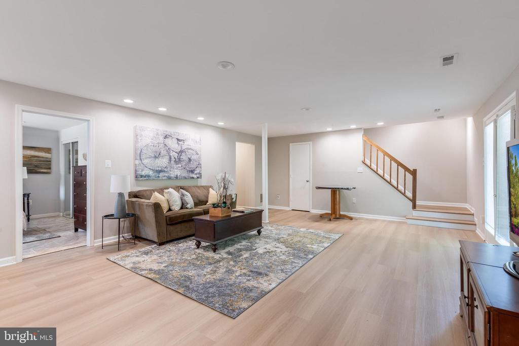 8051 OAK HOLLOW LANE