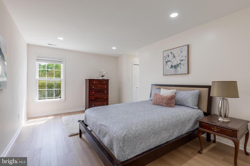 8051 OAK HOLLOW LANE