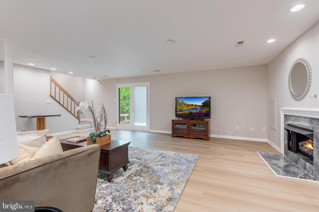 8051 OAK HOLLOW LANE
