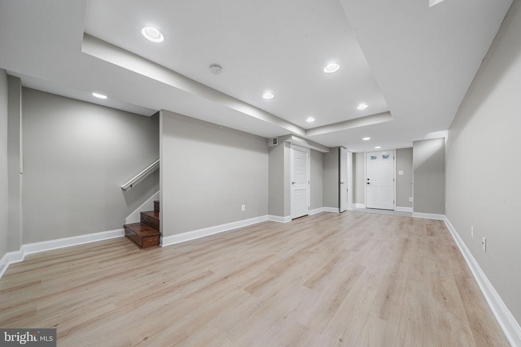 2253 ROANOKE DRIVE