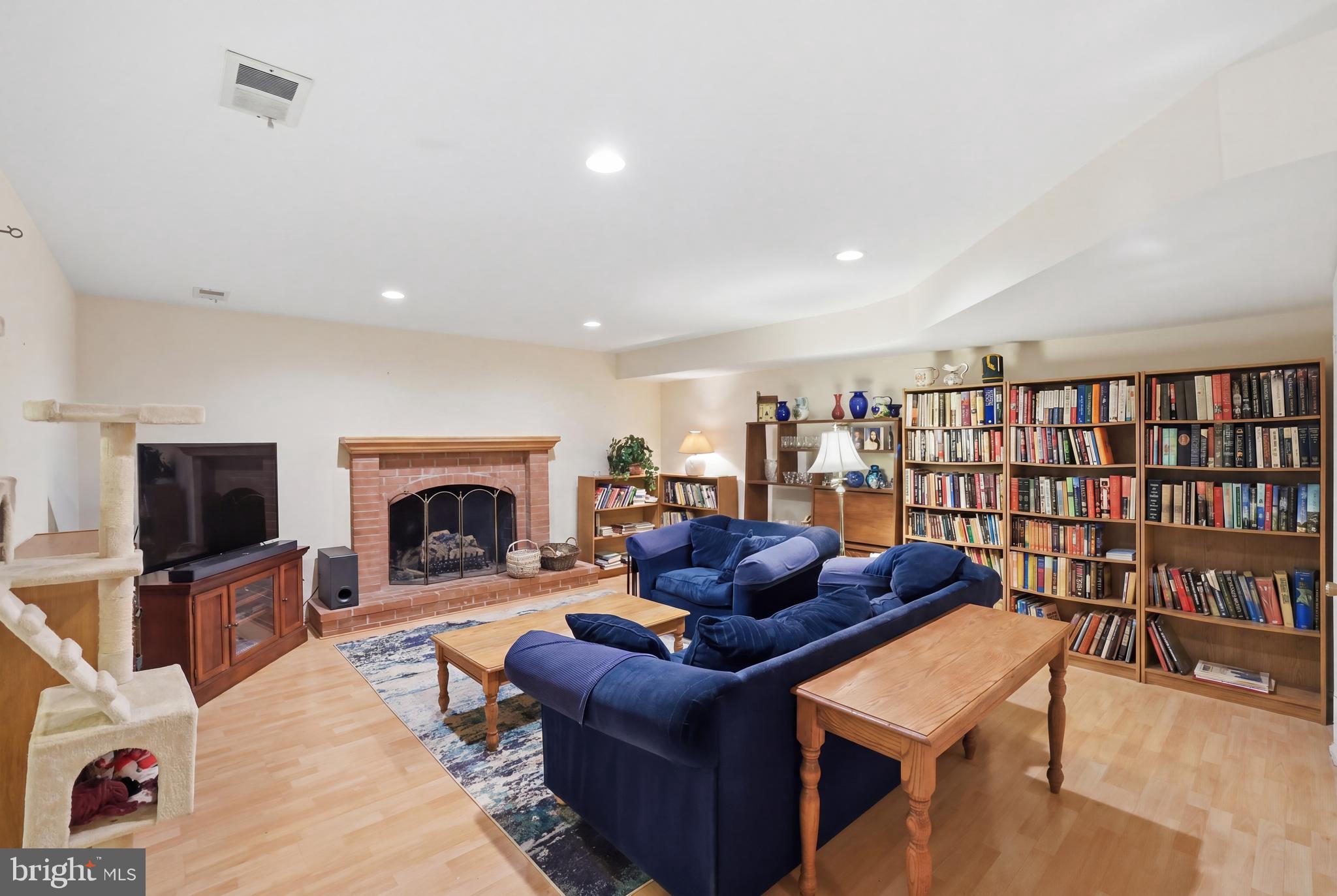4908 WOODLAND WAY