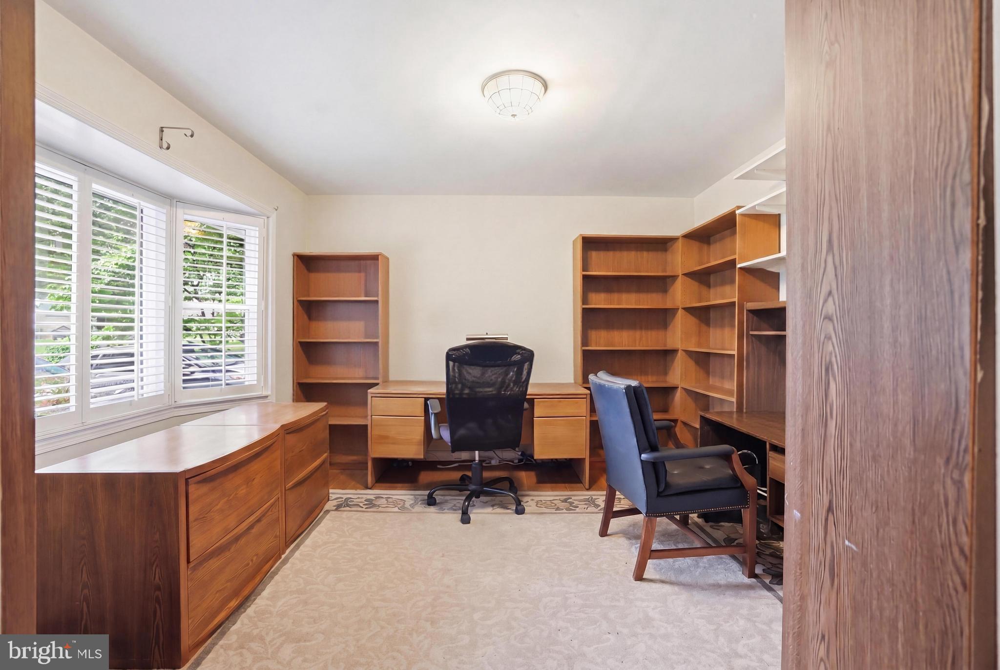 4908 WOODLAND WAY