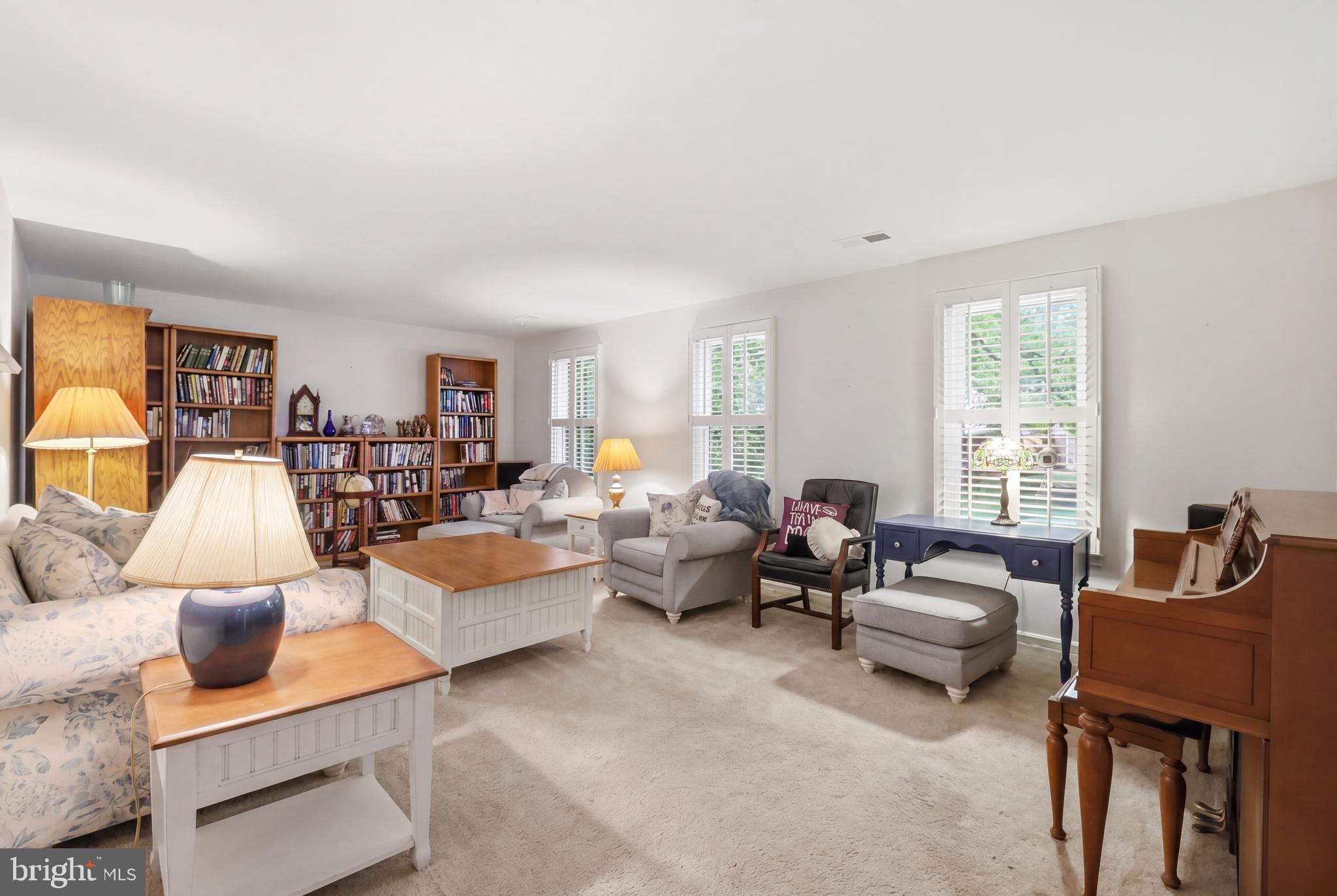 4908 WOODLAND WAY