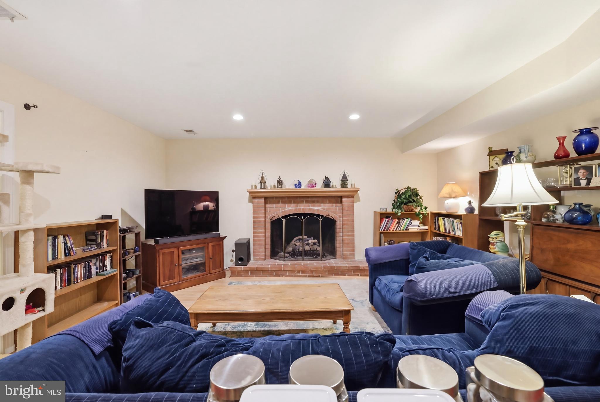 4908 WOODLAND WAY