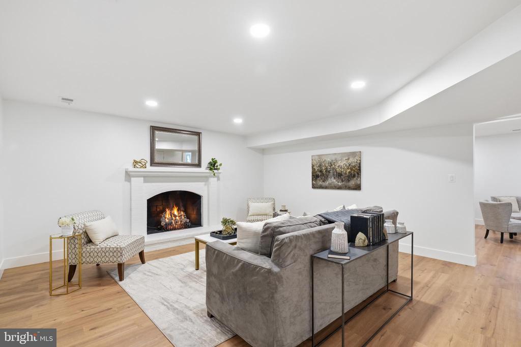 4908 WOODLAND WAY