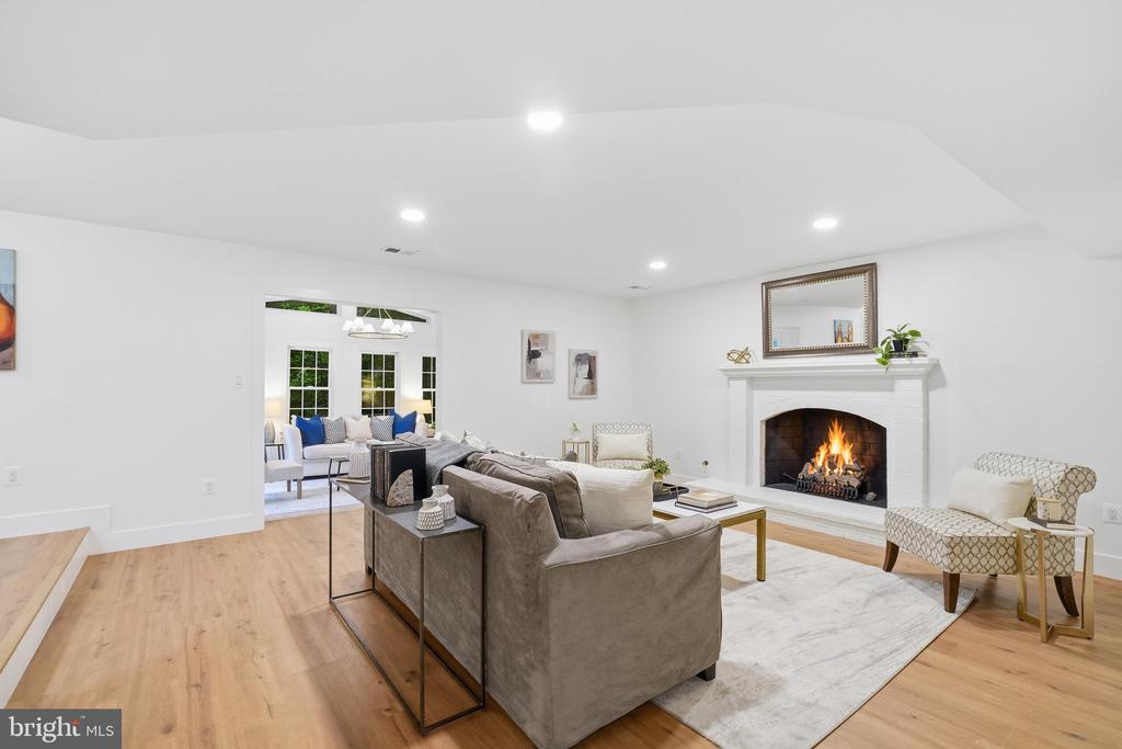 4908 WOODLAND WAY