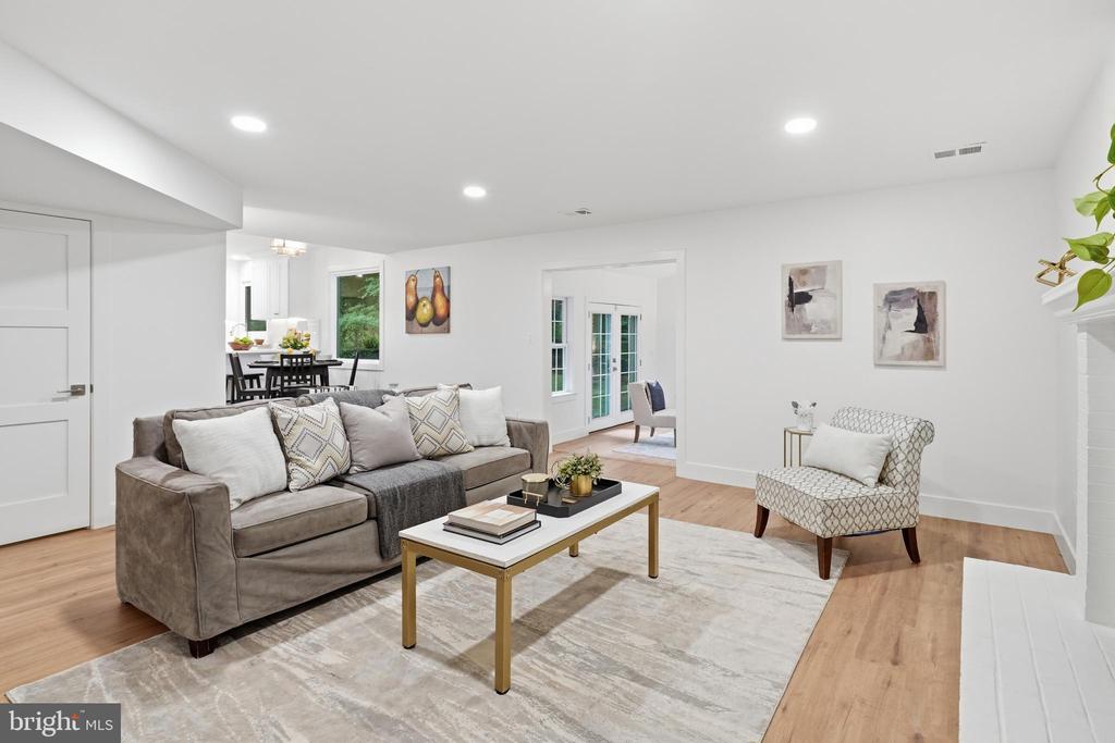 4908 WOODLAND WAY