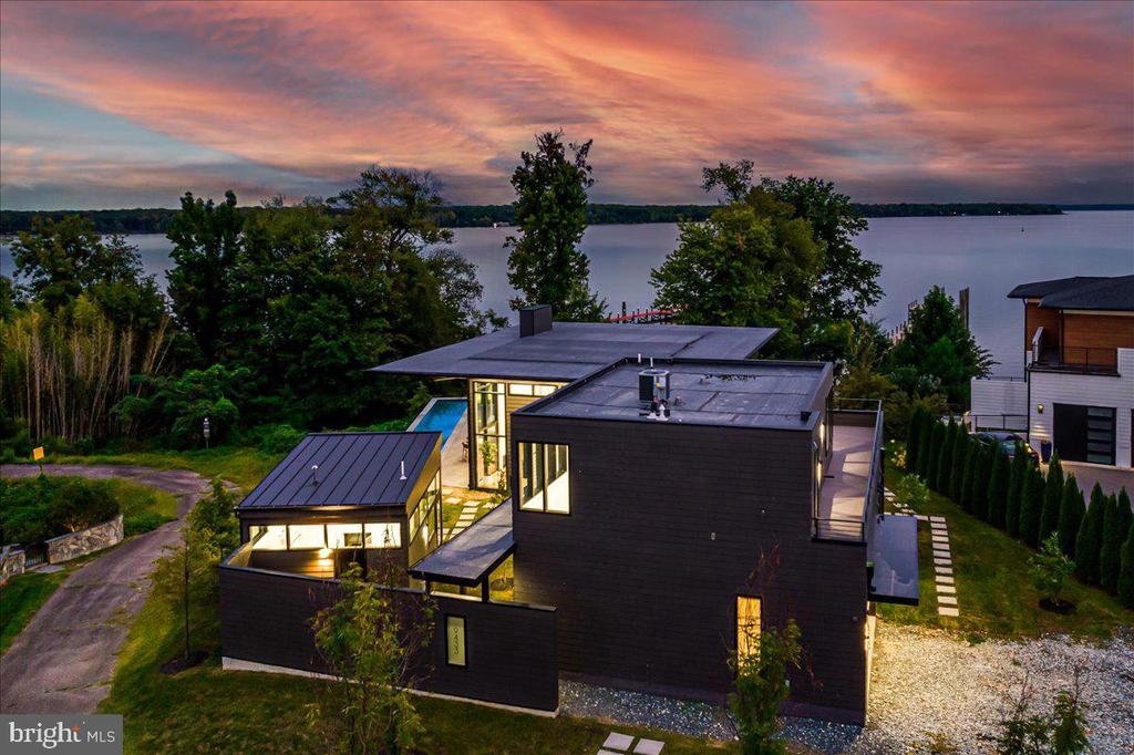 9433 FERRY LANDING COURT