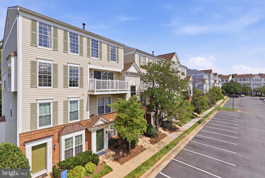 21833 BALDWIN SQUARE Unit: 300