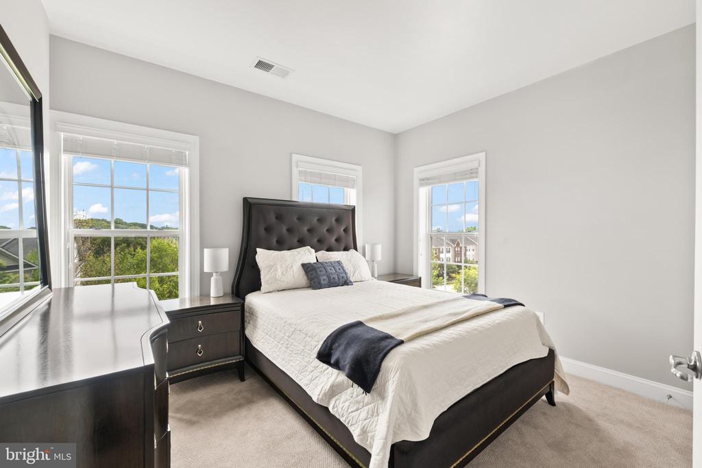 2111 ABBOTTSBURY WAY