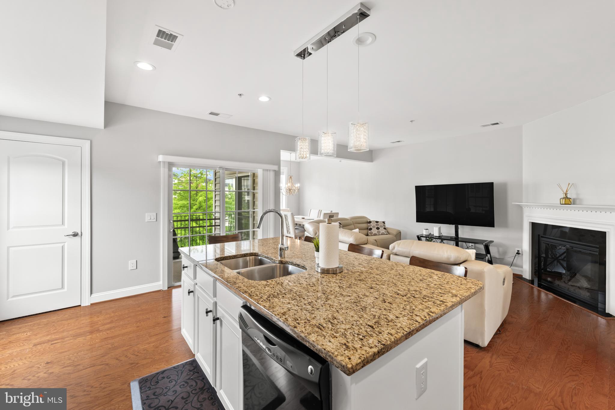 2111 ABBOTTSBURY WAY