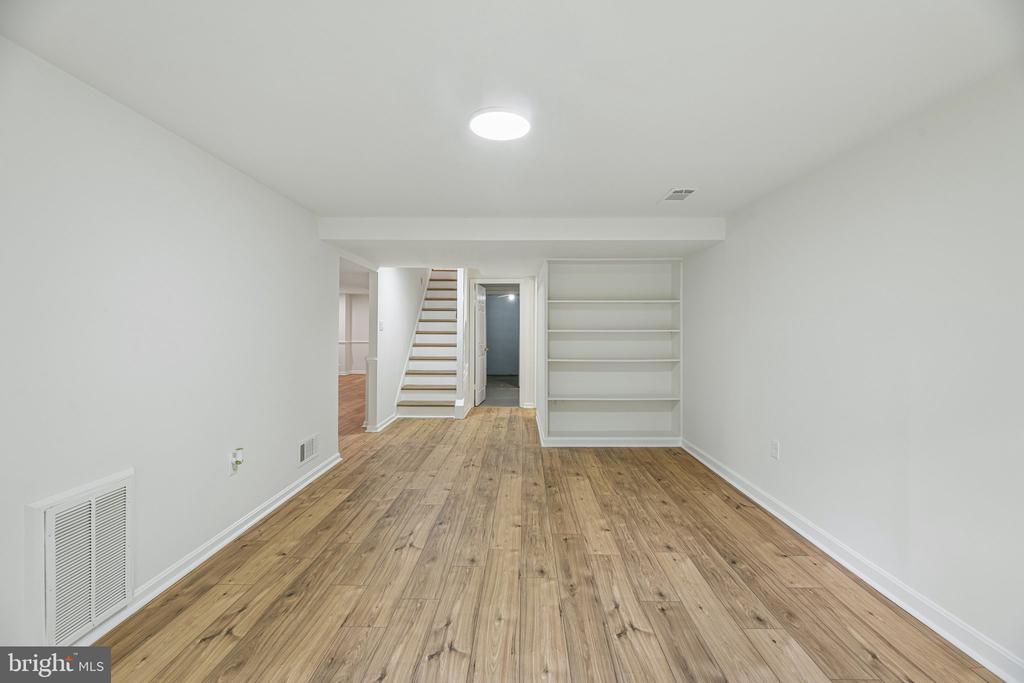 3004 JAMESTOWN COURT