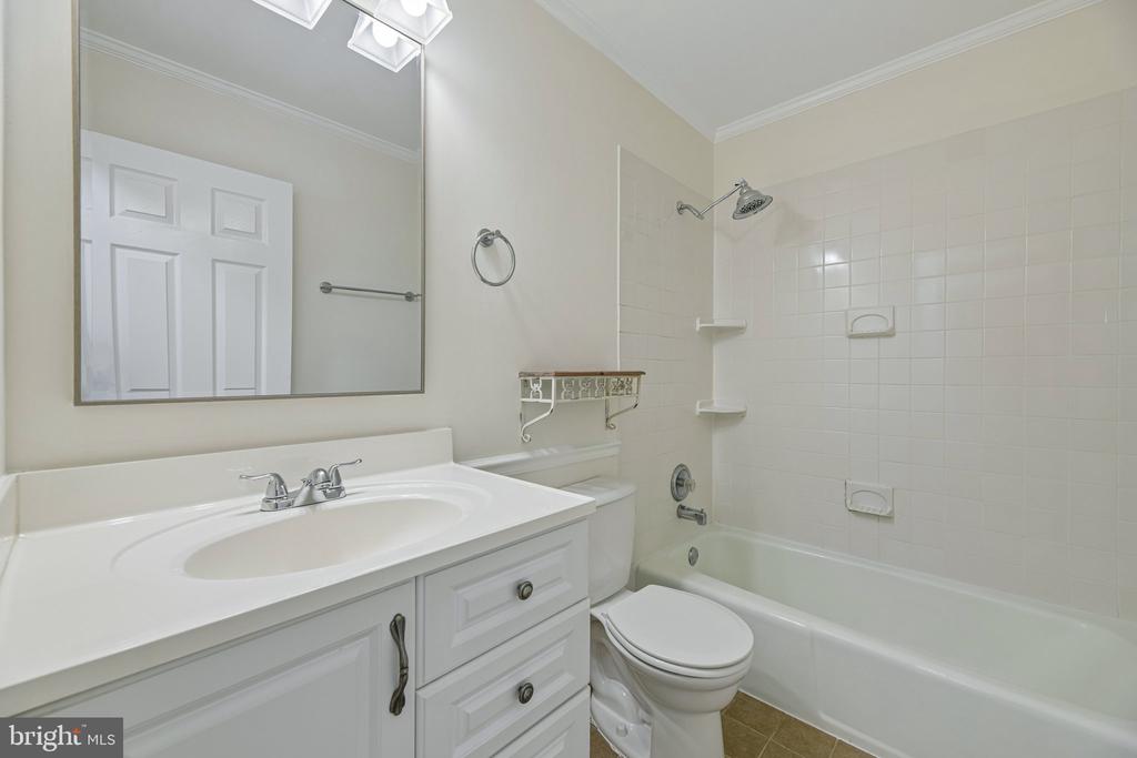 3004 JAMESTOWN COURT
