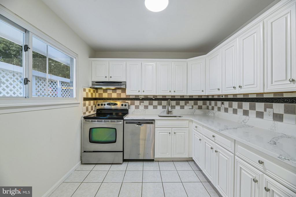 3004 JAMESTOWN COURT