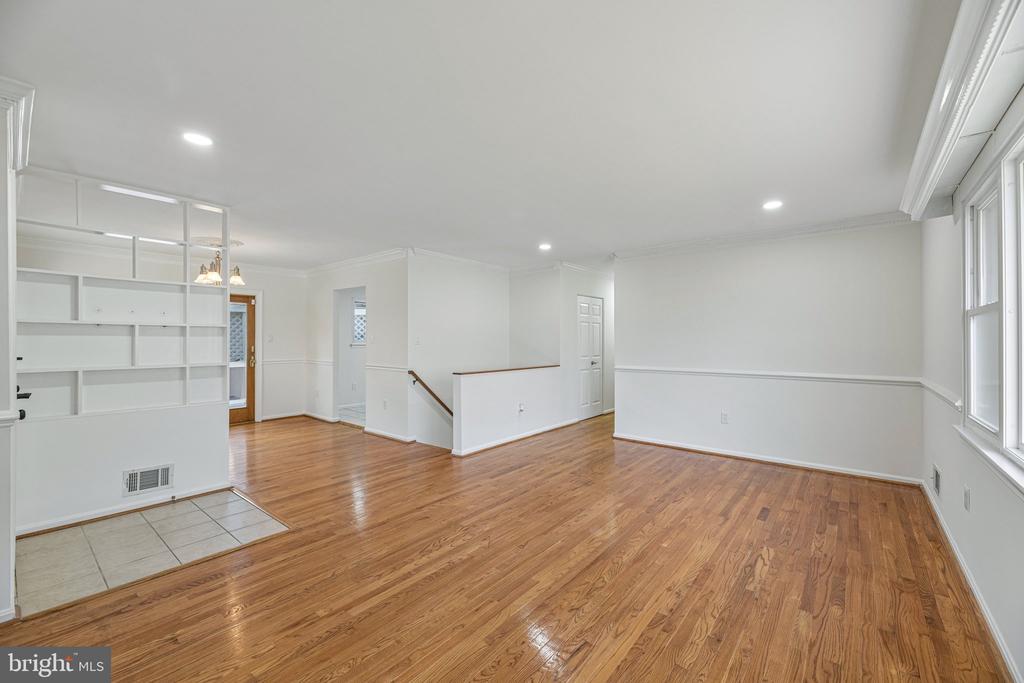 3004 JAMESTOWN COURT