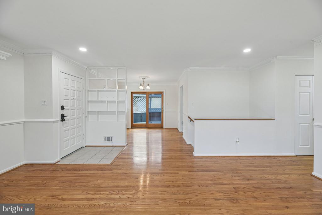 3004 JAMESTOWN COURT