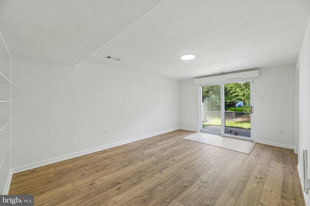 3004 JAMESTOWN COURT