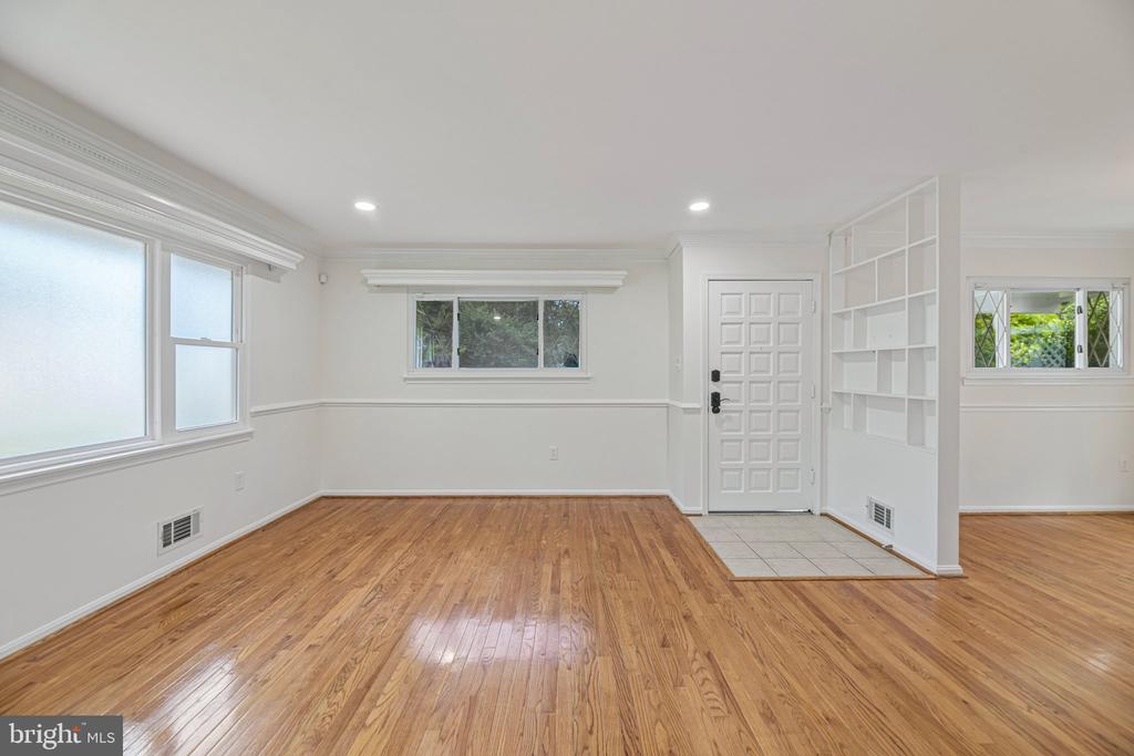 3004 JAMESTOWN COURT