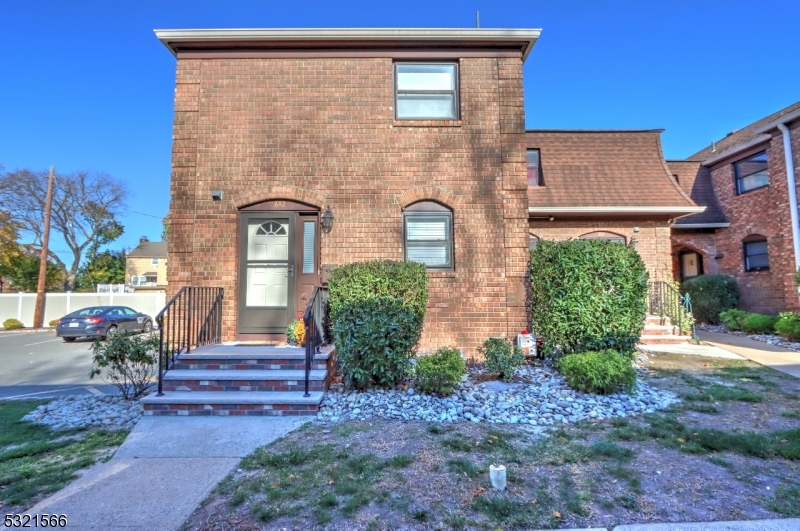682 Bloomfield Ave