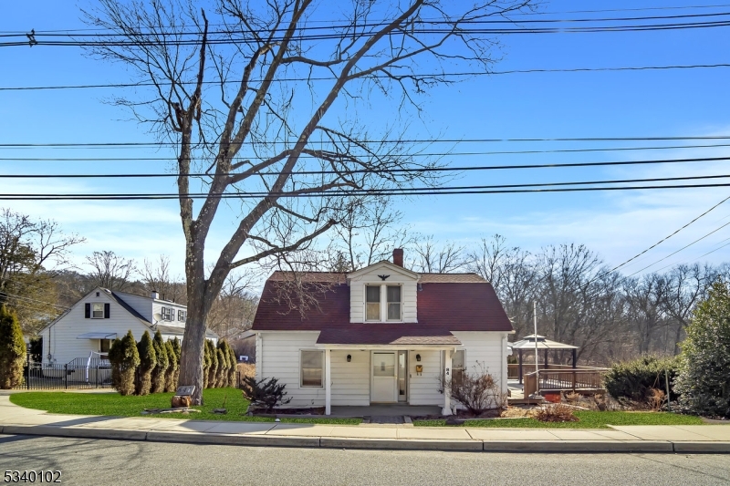 84 Reeve Ave