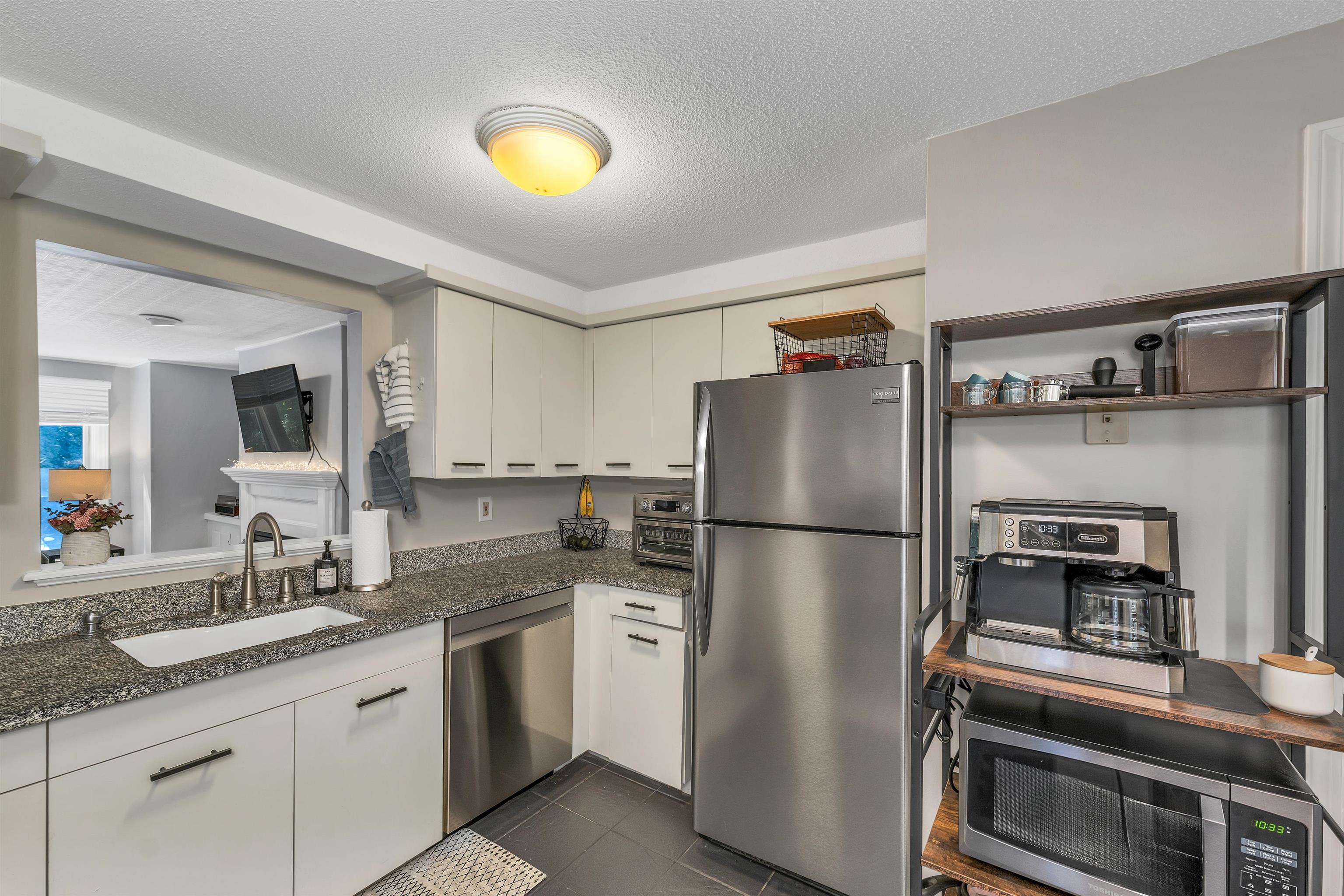 365 North River Road Unit: 5