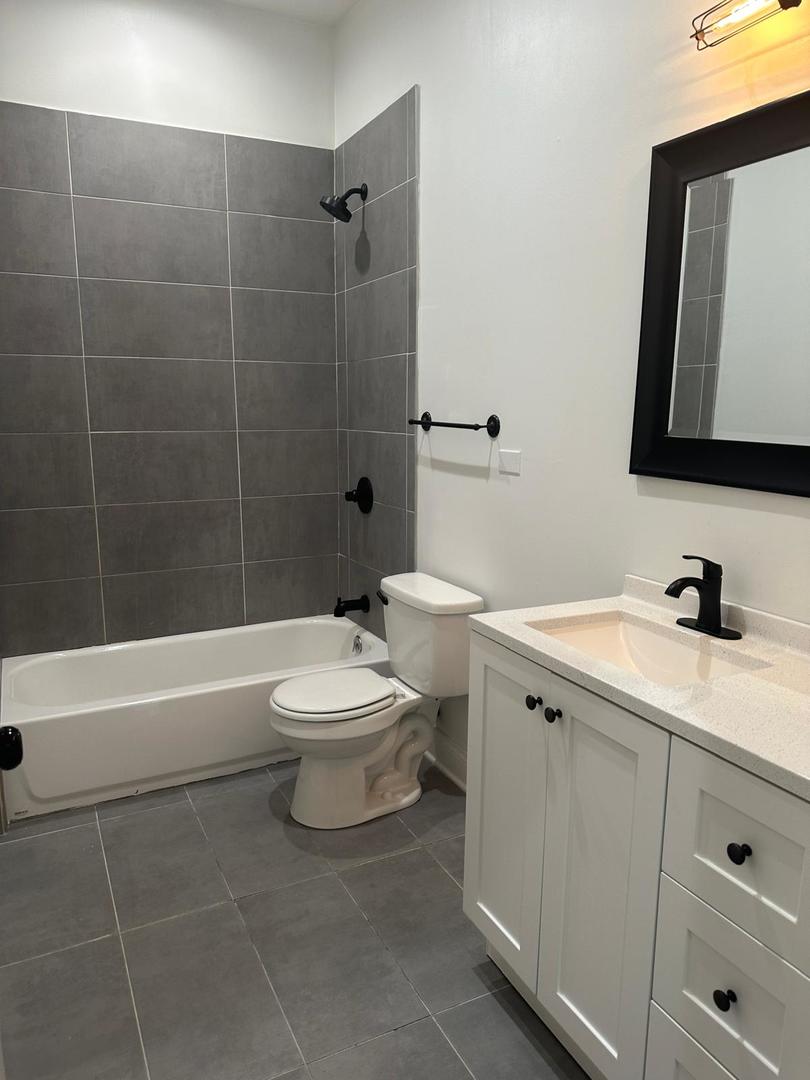 4516 S King Drive Unit: 1