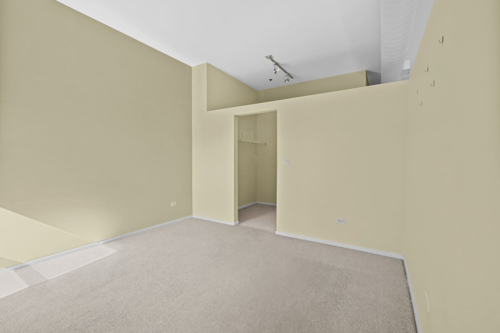 1000 E 53rd Street Unit: 320