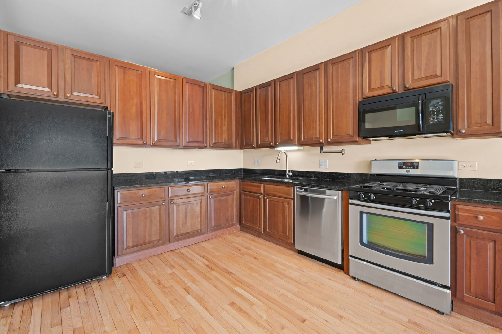 1000 E 53rd Street Unit: 320