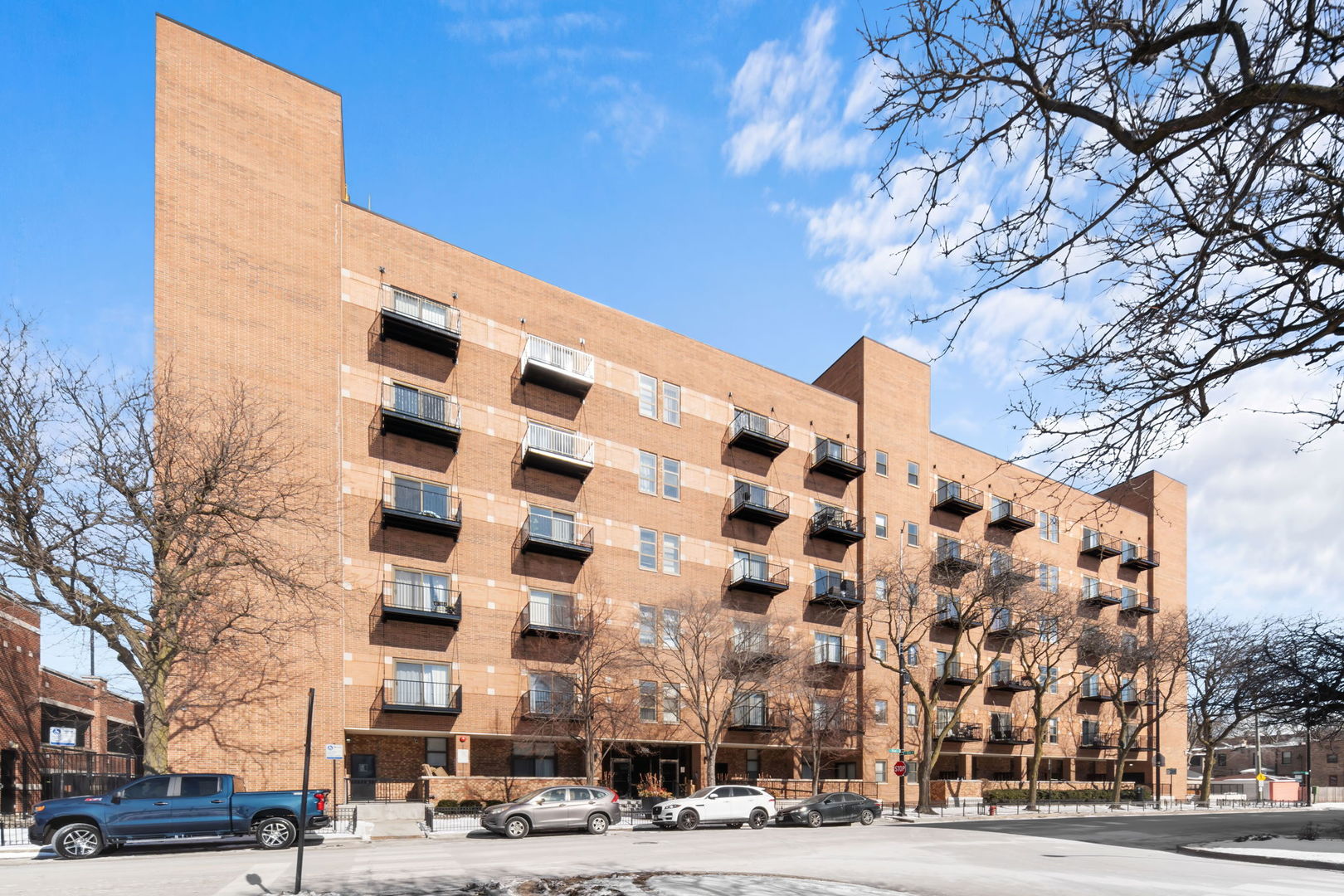 1000 E 53rd Street Unit: 320