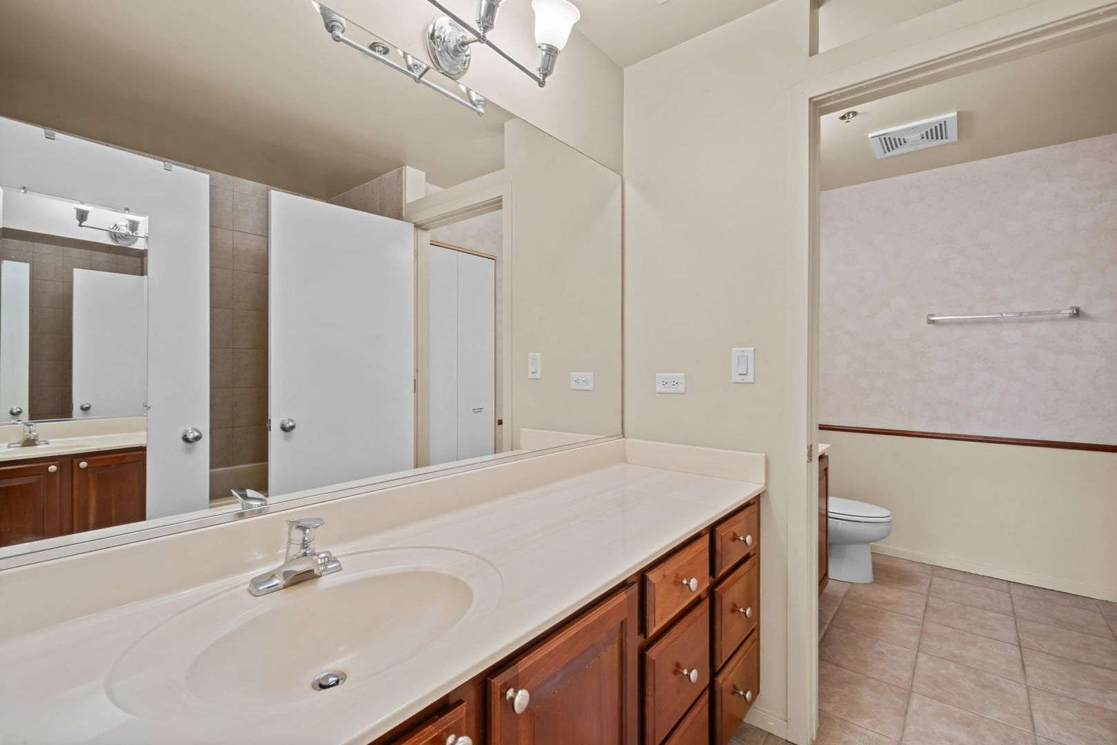 1000 E 53rd Street Unit: 320