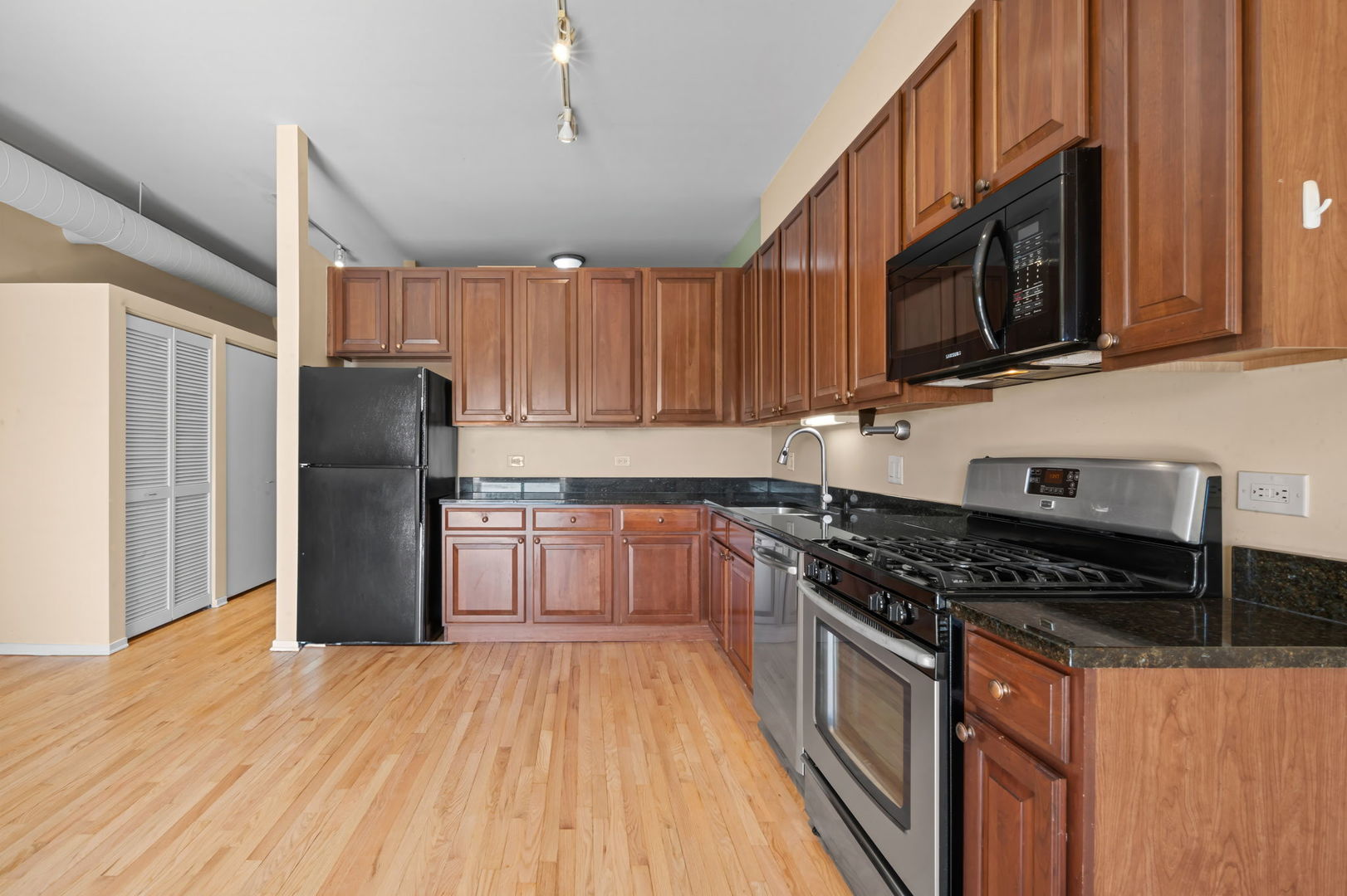 1000 E 53rd Street Unit: 320