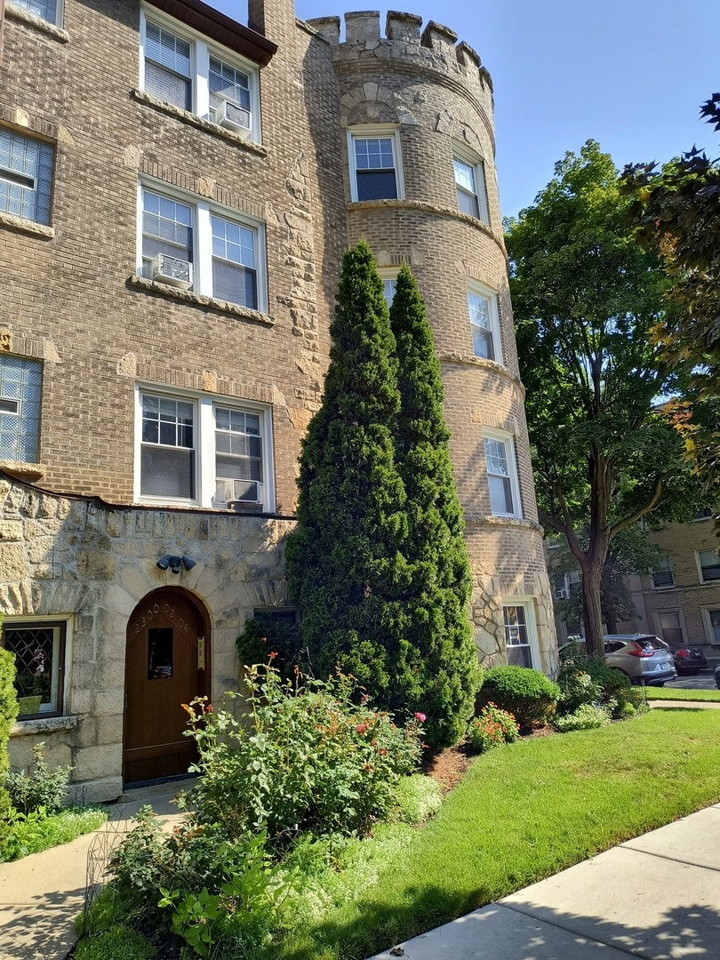 2300 W Farwell Avenue Unit: 2
