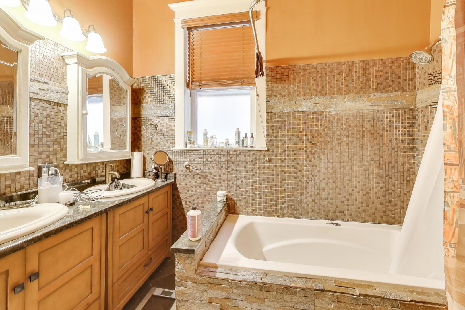 4507 S Michigan Avenue