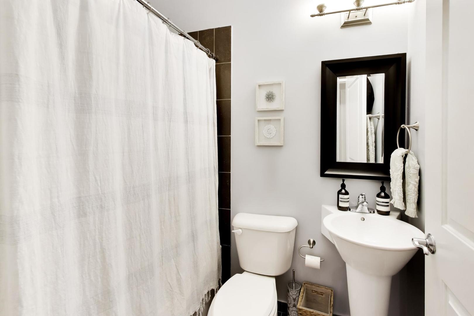 663 W Barry Avenue Unit: 4C