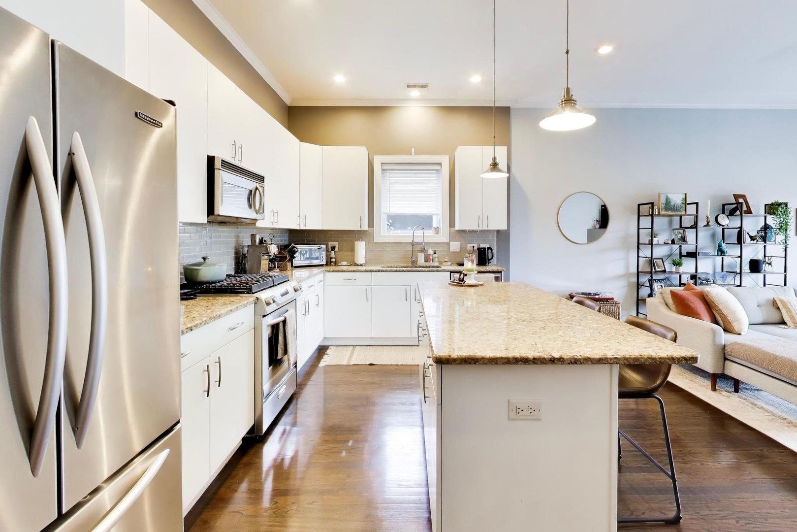 663 W Barry Avenue Unit: 4C