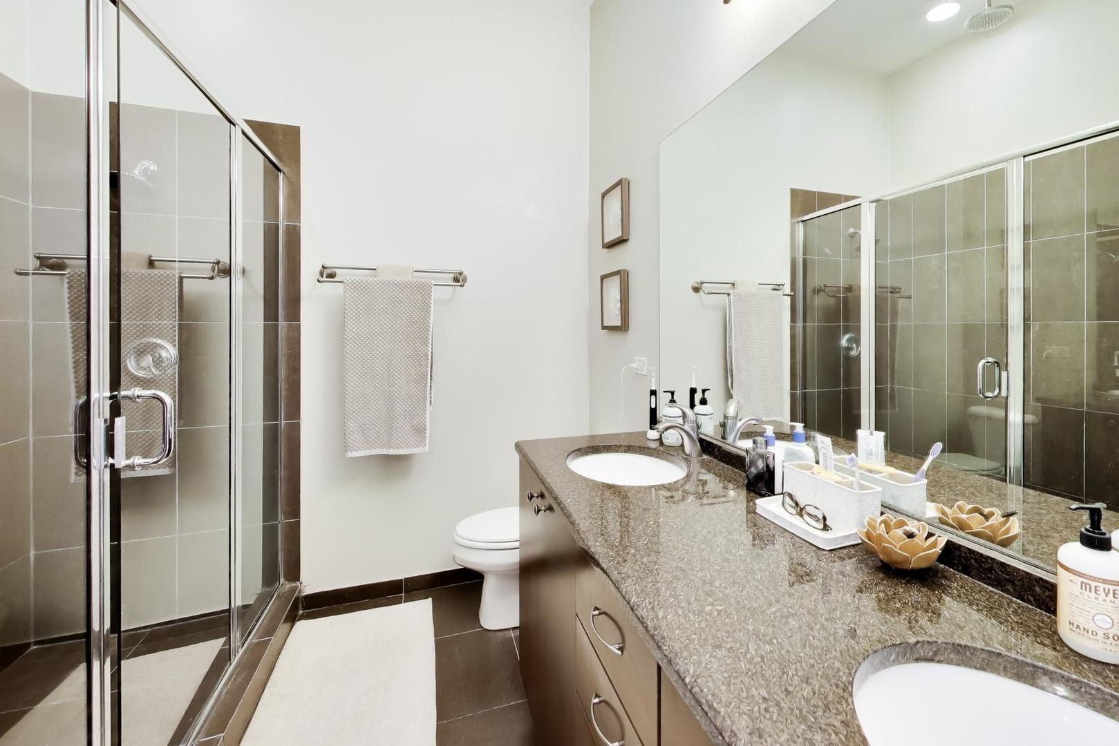 663 W Barry Avenue Unit: 4C