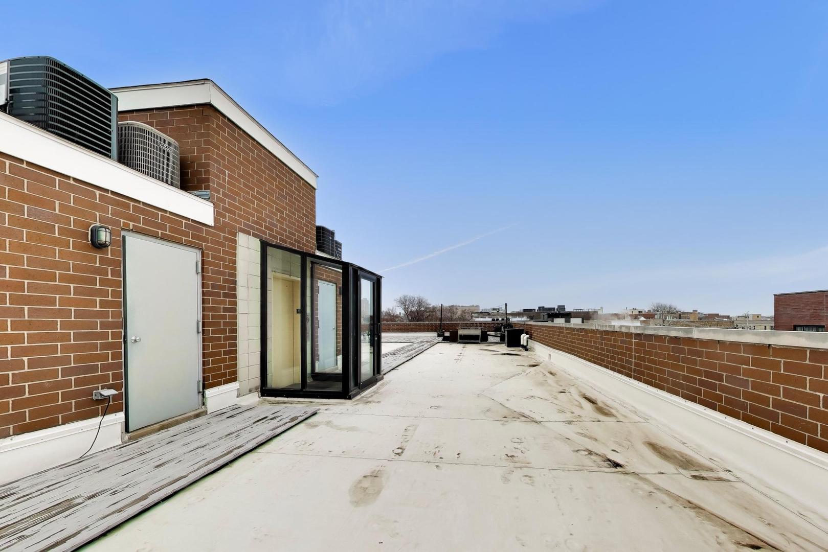 663 W Barry Avenue Unit: 4C