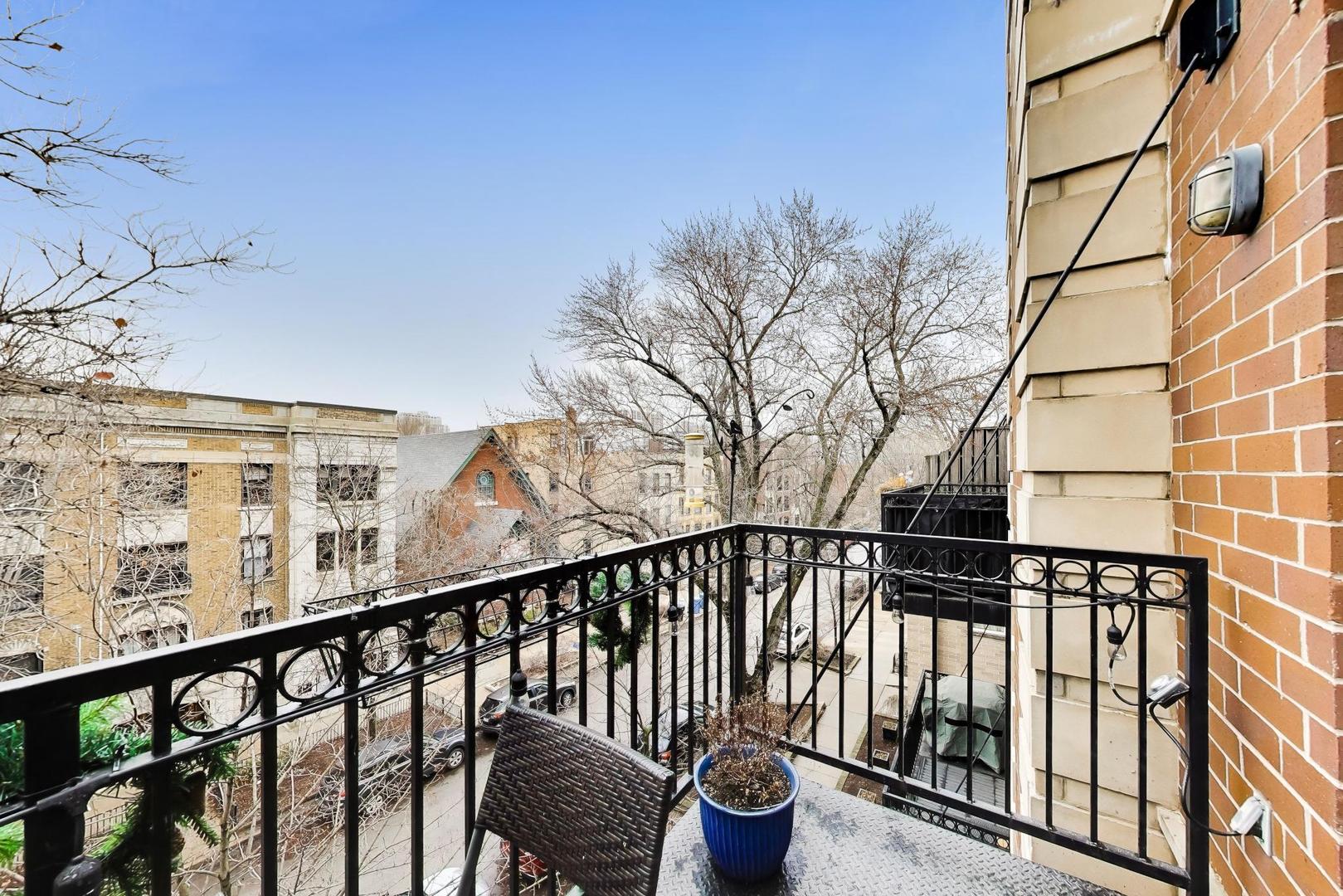 663 W Barry Avenue Unit: 4C