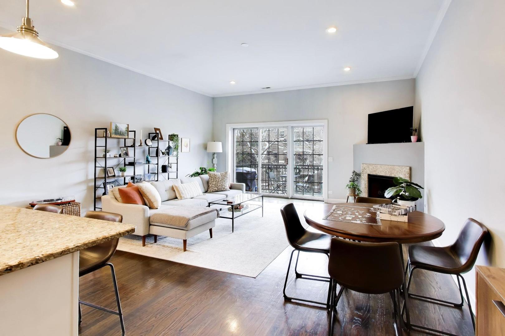 663 W Barry Avenue Unit: 4C