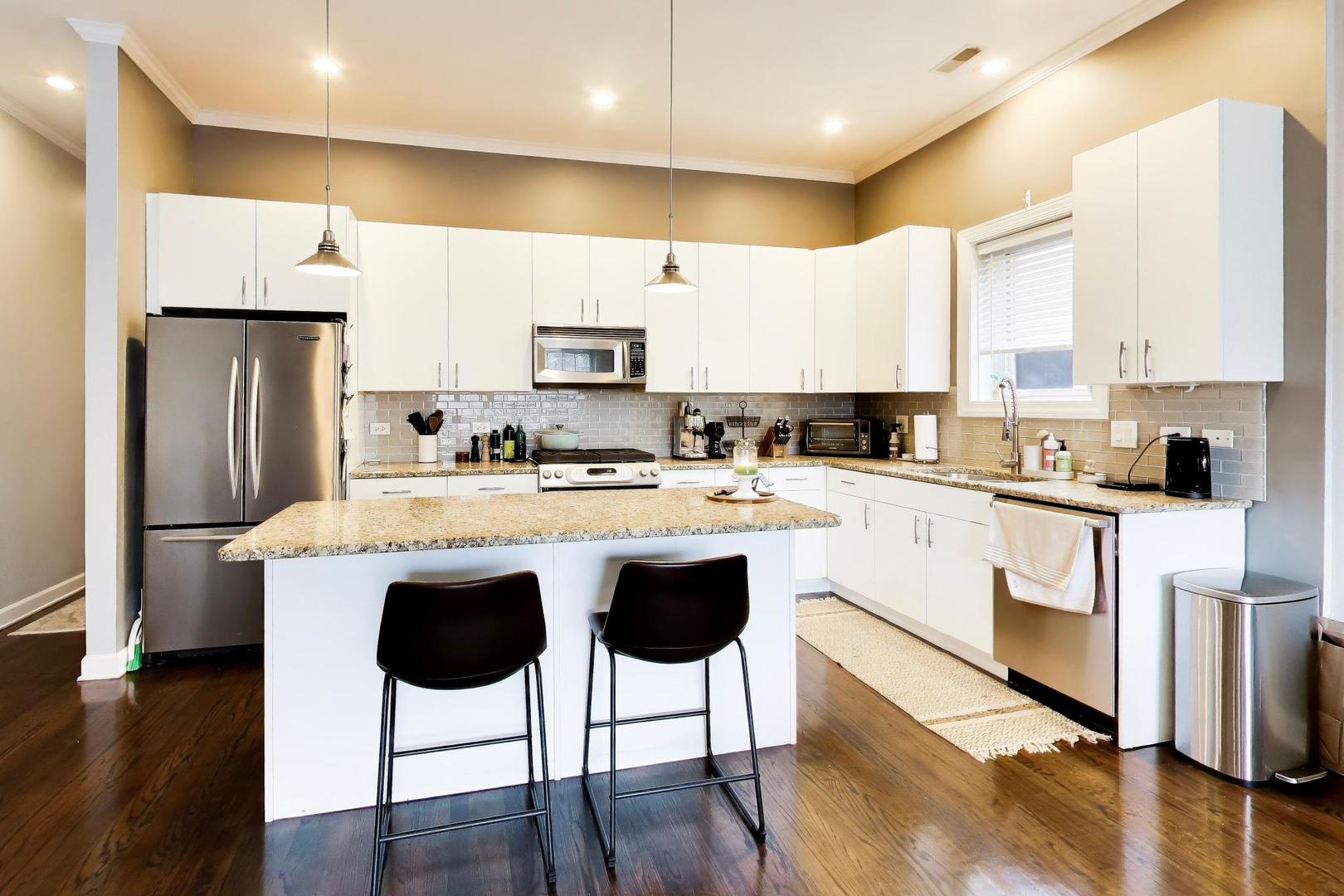 663 W Barry Avenue Unit: 4C