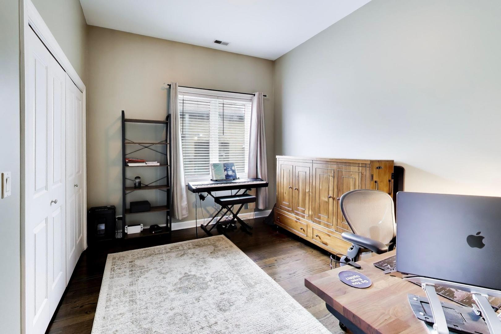 663 W Barry Avenue Unit: 4C