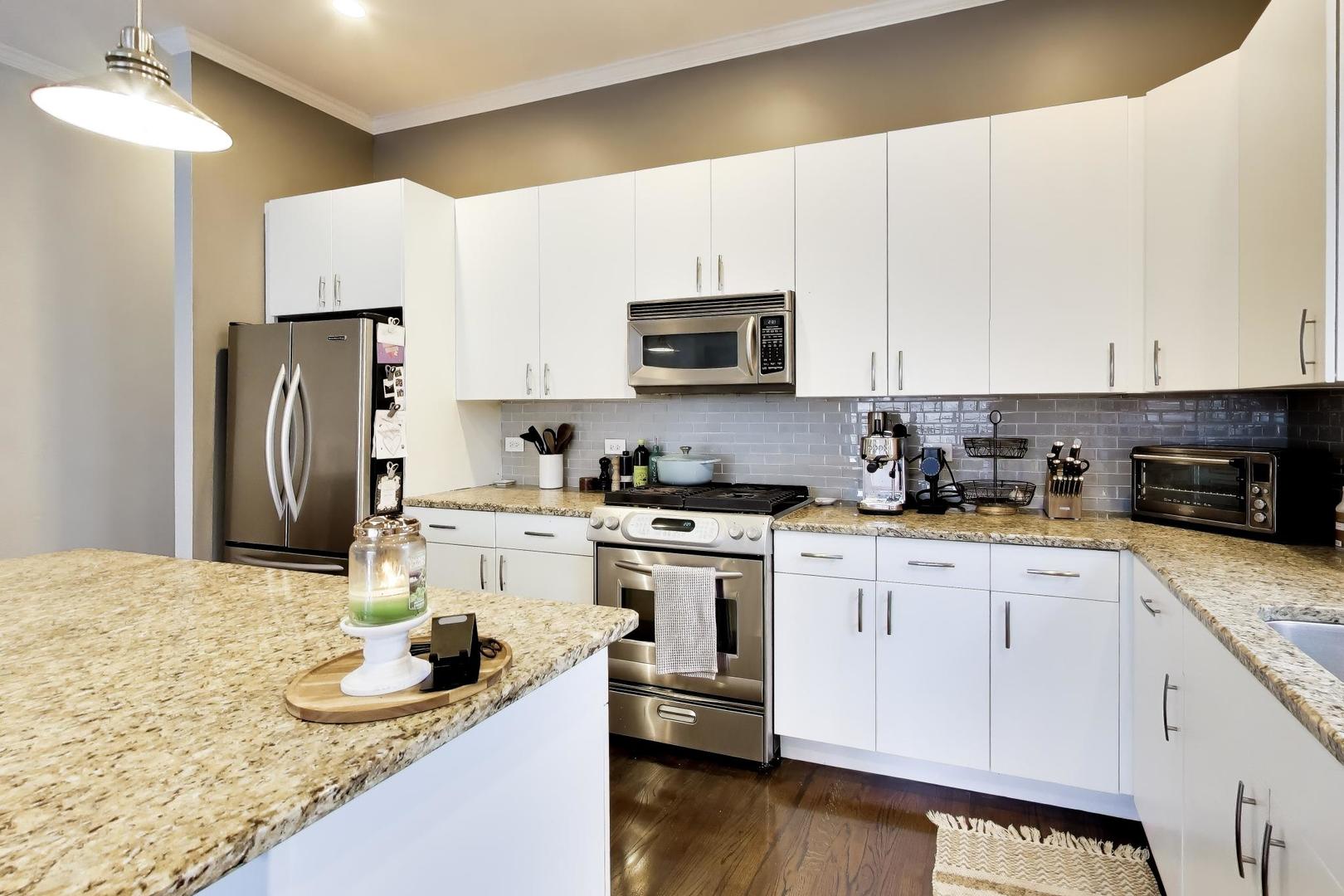 663 W Barry Avenue Unit: 4C