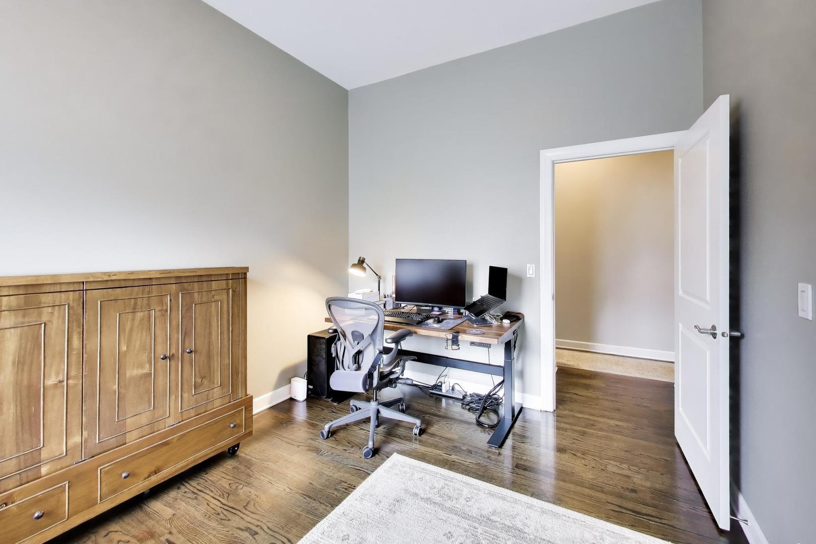 663 W Barry Avenue Unit: 4C